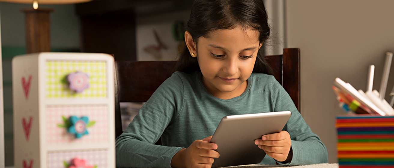 young child using free reading tools for kids on a tablet at home